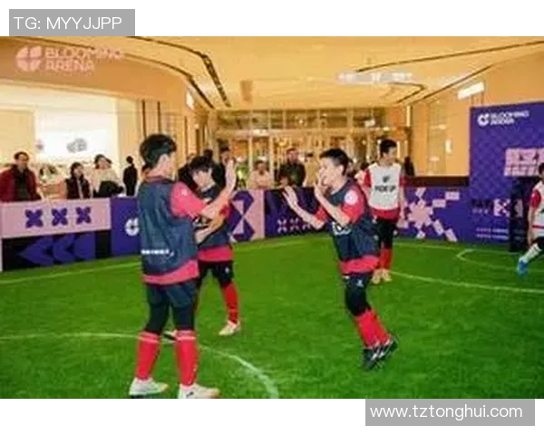 足球明星在街头遭热情粉丝追逐引发围观现场气氛火热